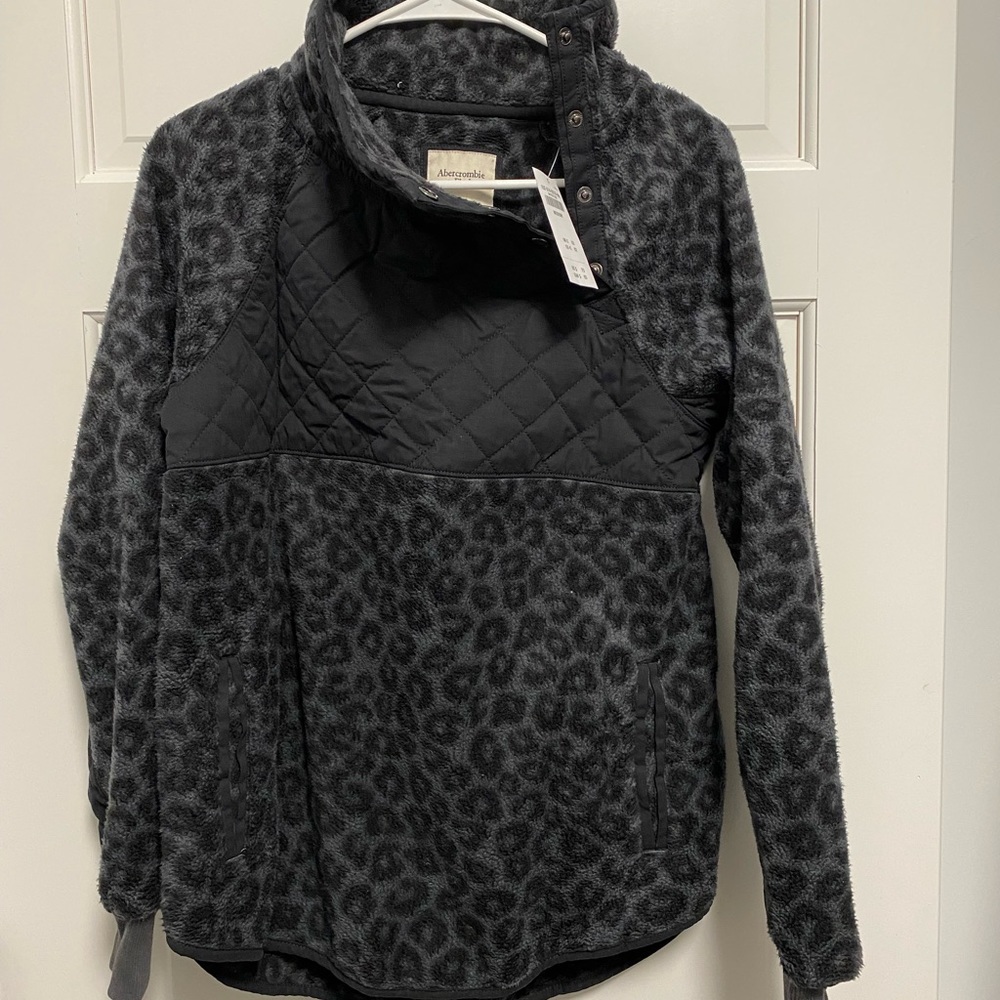 Abercrombie and Fitch - NWT - Asymmetrical snap-up fleece - black/gray leopard
